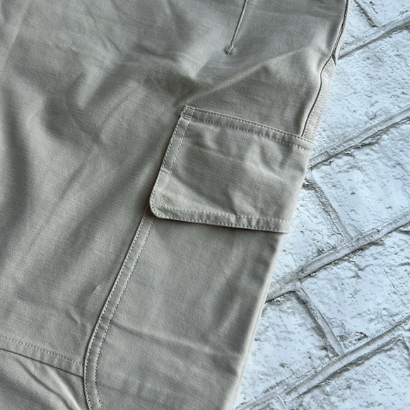 Lululemon Light Cargo Pant - Picture 8 of 9
